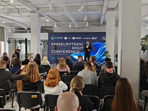 Участь здобувачів спеціальності «Комп’ютерні науки» у «Khmelnytskyi Digital Conference 2025» від ІТ кластера